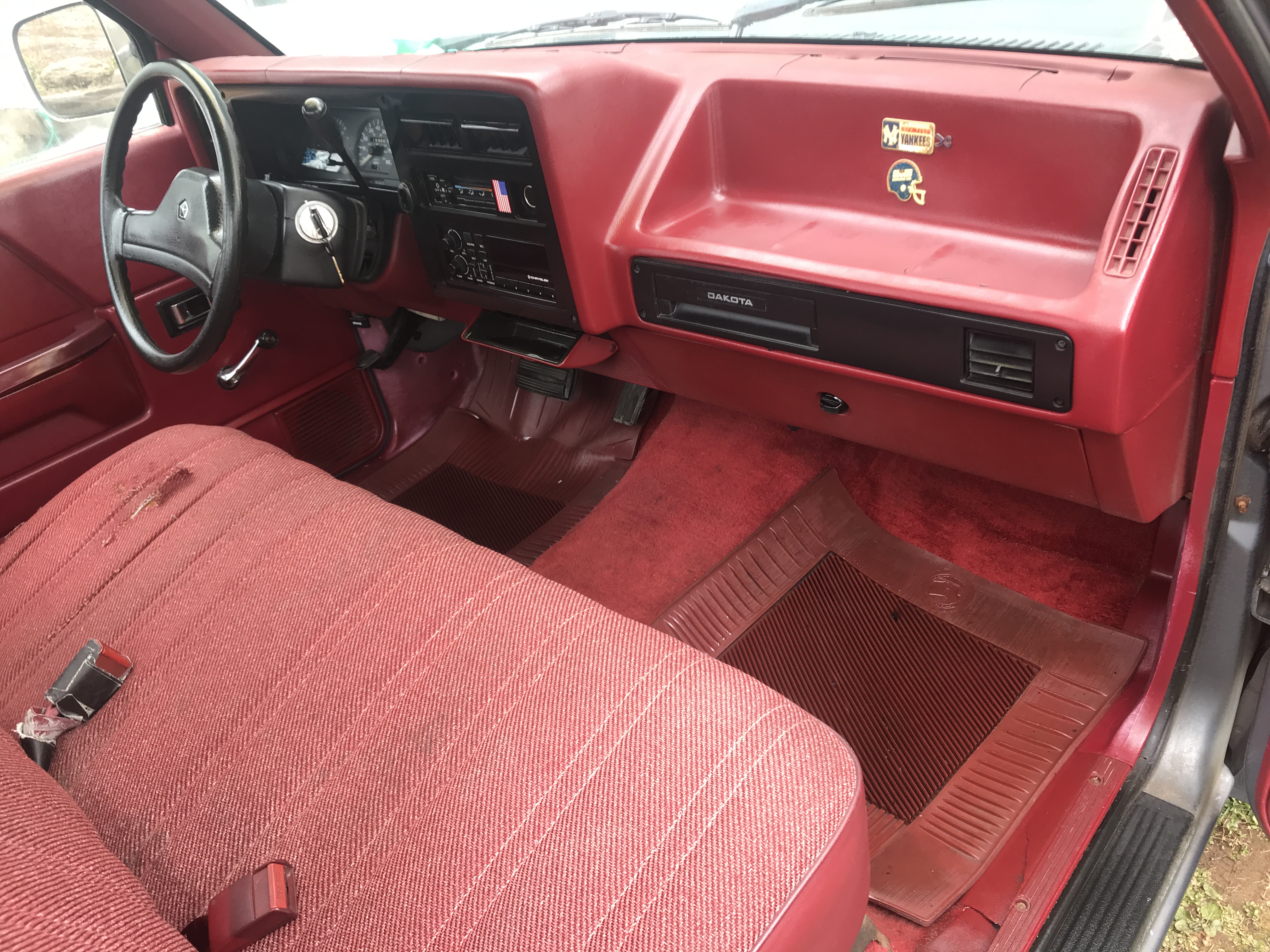 1991 Dodge Dakota Pickup ONE OWNER 117K 8 foot bed and roomy bench seating NICE — photo 62